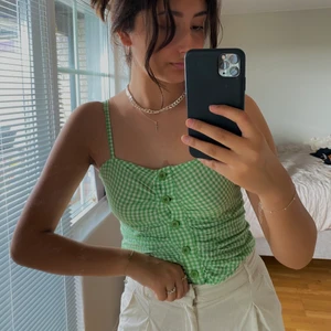 Grön rutigt linne med knappar  - Super sött grönt linne💚 använt ca 3 ggr bara så i jätte fint skick, smock på baksidan så stretchig och man kan ändra banden! Stl 36, skriv priv för frågor osv, frakt tillkommer🤩