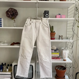 Levis 501 vita  - Vita Levis 501. Fortfarande kritvita, men har några små fläckar vid fickorna och båda  öglorna har lossnat där bak, samt litet hål vid gylfen, därför billigt! Passar mig med storlek 26 i jeans 