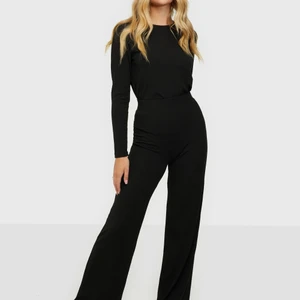 Nelly Trend set  - Ett jättefint set från Nelly. Såå sköna, säljer då jag har likadant i 2 olika storlekar. Detta är i storlek S och sparsamt använt. Säljer antingen delarna separat eller hela setet för 150 kr. Nypris 399kr