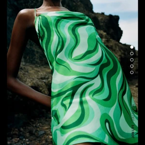 INTRESSEKOLL!!!! POPULÄR ZARA KLÄNNING - Har denna superfina och helt slutsålda klänning i Stl M och L.   Säljes vid bra bud!! 