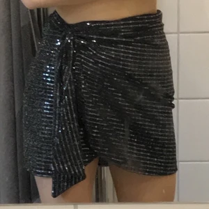 Glittrig kjol! - Jättefin glittrig kjol som är helt ny och oanvänd, alla lappar sitter kvar. Säljer då den inte riktigt är min stil. Nyskick. Har ett band i midjan som gör att man på ett diskret sätt kan reglera storleken i midjan. Prisger går att diskutera. Skriv för fler bilder. Kan mötas upp i Göteborg, annars frakt 66kr❤️