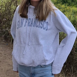 Brandy Melville hoodie - Grå hoodie från Brandy Melville. Det är strl One Size men skulle säga att den passar XS-S. 150kr exklusive frakt.