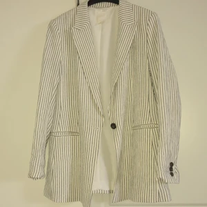 Kavaj  - Svart/vit randig kavaj från hm. Nyskick. Storlek 40. 