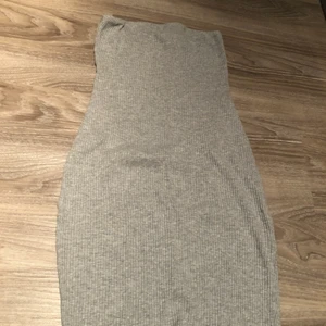 Grå kjol/klänning - En grå tajt klänning som även kan användas som kjol (vilken ja föredrar då den är för kort för min smak som klänning). Storlek S, skriv gärna om du har frågor, skriv privat för bilder på hur den sitter på. 