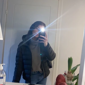 Colmar jacka - En väldigt fin colmar jacka som jag nu säljer därför den ej kommer till användning. Den är använd några gånger men har inga alls fel eller något söndrigt. Köpt för 4000kr men tänkte mig 2000, vid snabb affär kan priset diskuteras, hör av er för mer information och bilder om det önskas🥰