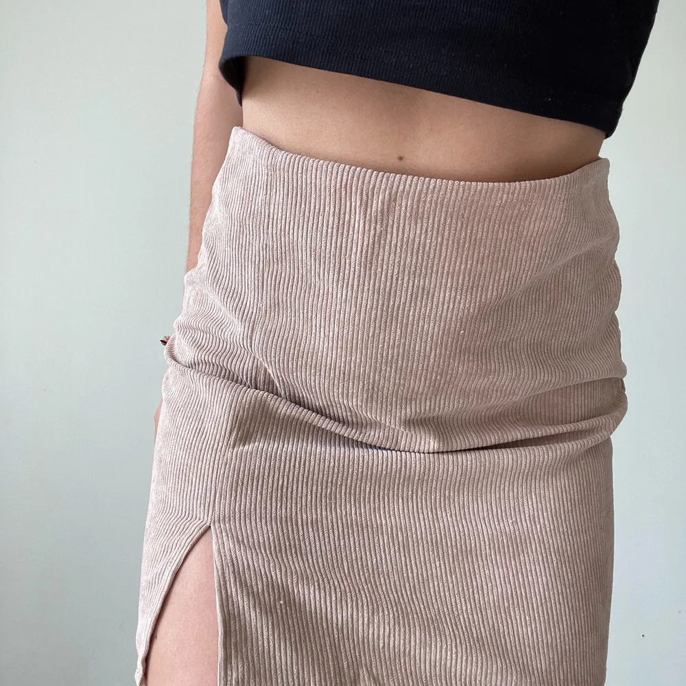 Hej, I’m selling this NEW nude cord skirt. It says size medium but it’s too big on me - should fit a large. SALE IS ONLY UNTIL 10. JUNE!!. Kjolar.