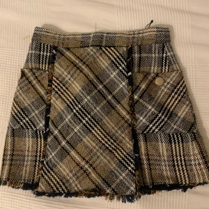 Tweedad kjol - En brun beige tweedad kjol som är som ny. 