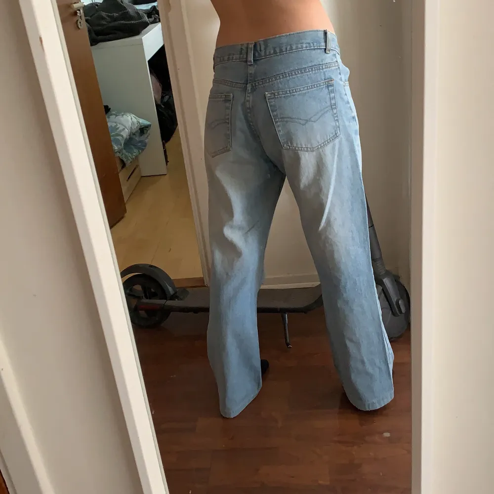 Ett par jätte fina lågmidjade baggie jeans med jätte fina detaljer på fickorna så här sitter dom på mig som är 162/163. Jeans & Byxor.