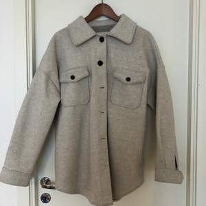 Skjortjacka från NLY trend, köpt för ett år sen för 699 kr, används inte längre så jag säljer den nu!!🤗 bra skick!! Skärpet finns INTE med! Storlek 36, men skulle säga att den passar upp mot 40, den är oversized!🧡