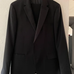 Kostymer  - Säljer två stycken kostymer.   Svart från dressman. Nypris ca 2000kr. Byxor storlek W38 L30. Kavaj storlek 52 regular slim fit. Pris 1000kr  Mörkblå från dressman. Nypris ca 1500kr. Byxor storlek W36 L30. Kavaj storlek 50 regular slim fit. Pris 800kr 