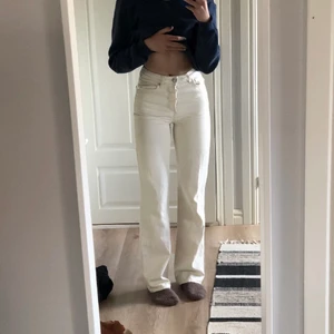 Beiga jeans - Beiga jeans från Bik bok! Mina absoluta favoriter men dem är tyvärr för små. Knappt använda och i nyskick! 😍🥰 Skriv för mer bilder på mina jeans!! Köpta för 600kr och använda Max fem gånger❕❕ (bild 2 är lånad)