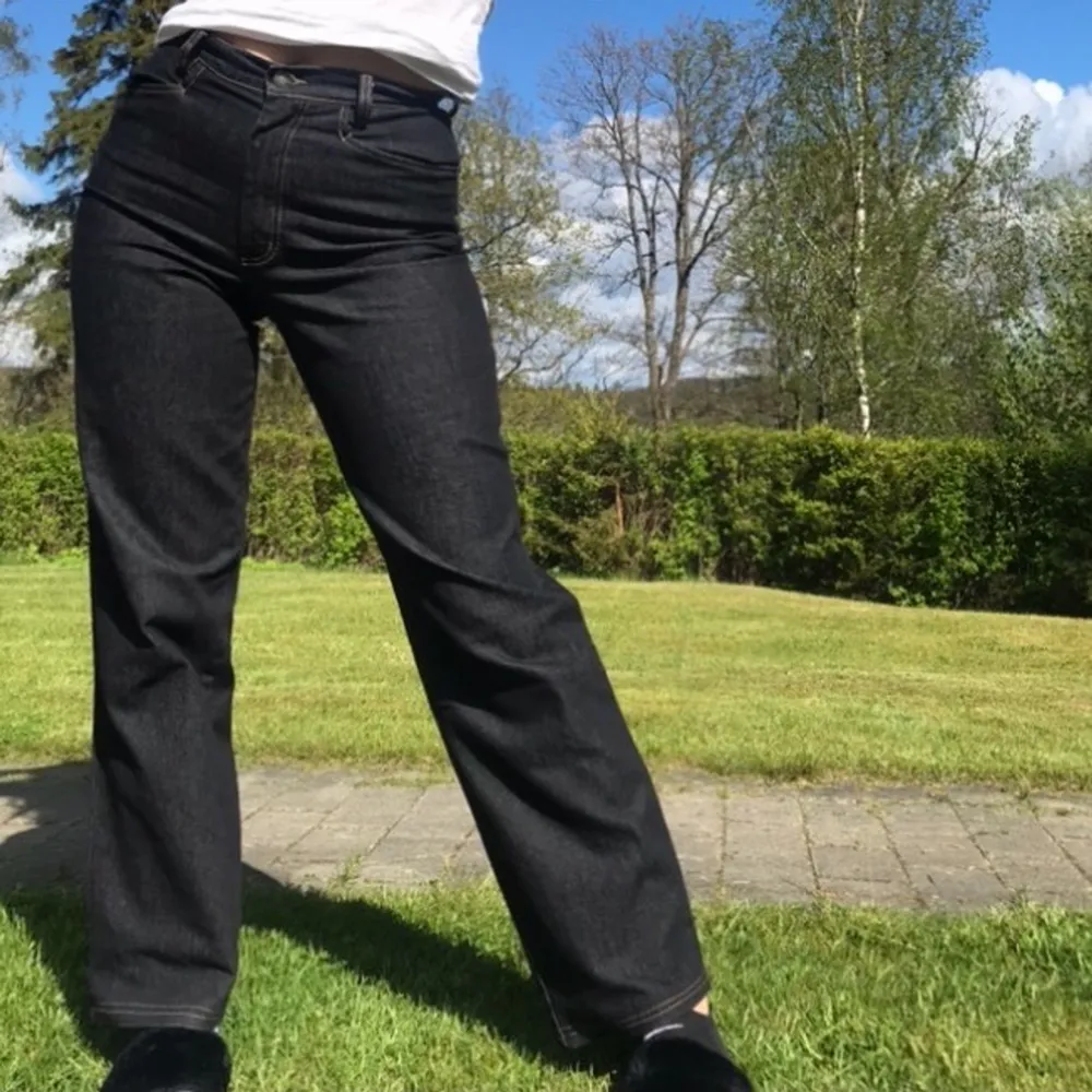 Säljer de SNYGGASTE jeansen ever pga behov av pengar😣😣 jag på bilden är 169! Använda väldigt få gånger- så fint skick!Skriv vid intresse!❤️ först t kvarn!. Jeans & Byxor.