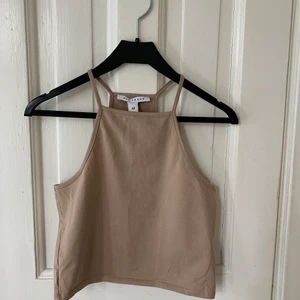 Beige topp  - Topp i beige/brun färg från Nelly, storlek M 