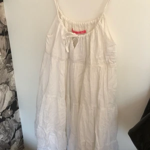 Vit klänning - Jättefin vit klänning med en liten knytning framtill. Superfin i ryggen och inte genomskinlig alls! Perfekt till sommaren. 