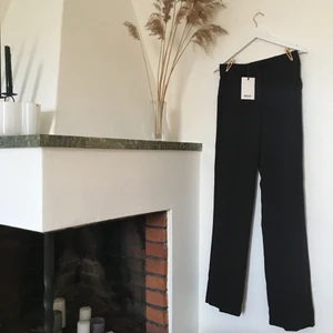 Madlady perfect fit suit pants 1 - Madlady perfect fit suit pants 1. Sååå snygga högmidjade kostymbyxor från Madlady, med extra långa ben. Säljer pga. fel storlek. Aldrig använda, prislappen sitter kvar. Sitter jättefint på 🍑 Perfekta med en partytopp! Storlek L32-M (passar för ca 168-175 cm lång person) medium