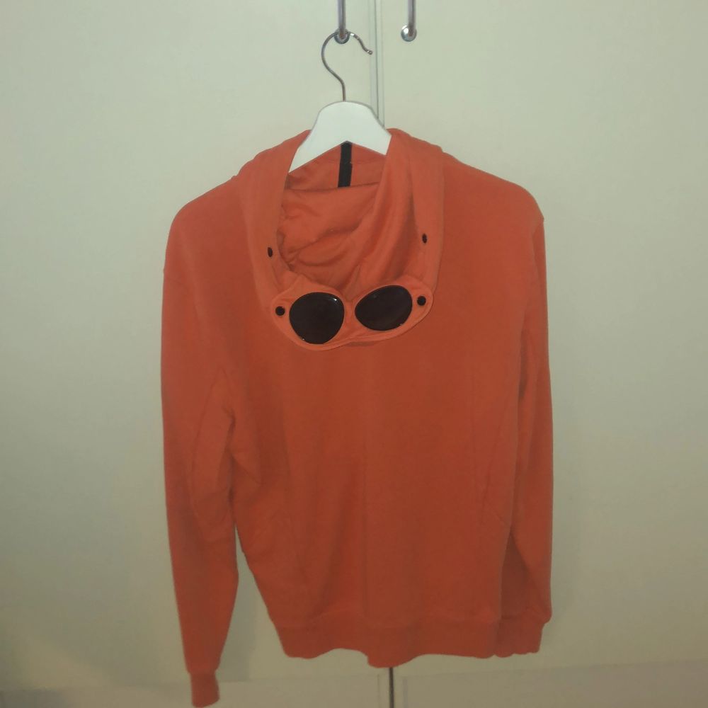 Cp company zip up hoodie i fräsch orange färg, nästan aldrig använd. Storlek M, köp på nk i Göteborg för 2400kr. Huvtröjor & Träningströjor.