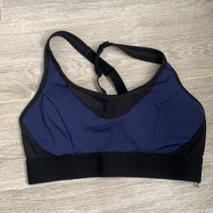 Sport-bh  - Blå sport-bh med svarta detaljer 