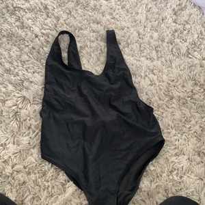 Baddräkt  - Fin baddräkt, passar inte mig då jag har lite mindre bröst, har storlek 80b, skulle nog passa nån storlek större 