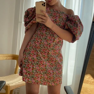 Blommig klänning Mango  - Så fin somrig blommig klänning från Mango. Köpte förra sommaren men aldrig använd så i nytt skick! Jag är 163 cm och detta är storlek M, känns för stor på mig därför jag säljer. Brukar egentligen ha XS. Buda gärna! 