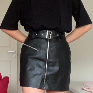 SKINNKJOL - Skitsnygg skinnkjol som går att ha både till fest men även till vardags med ett par sneakers. Använd 1-2 gånger- alltså toppskick. Frakt tillkommer💖
