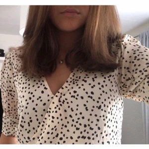 Blus - Säljer min supersöta blus från NeoNoir. Köpt typ sommaren 2019 men mycket sparsamt använd. Tror den är i storlek L men passar ändå mig som vanligtvis har S. Passar till typ allt o är så så fin nu på sommaren, färgen syns som bäst på sista bilden o är typ en ljusbeige/cremevit färg💕💕