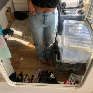 Raka Monki jeans☁️ - Raka och ljusa monki jeans med en slitning🕯 långa i benen och formar kroppen snyggt☺️