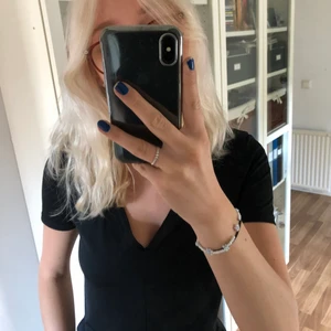 V ringad tröja - V ringad tröja i ”träningsmaterial” från Zara i storlek S. Passar till vardagen och fest!! 