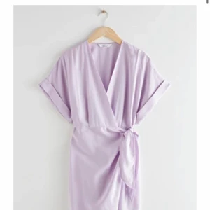 Klänning &otherstories - Säljer denna pastellila omlottklänningen från &oyherstories i strl 32. Älskar den, men är tyvörr något för liten för mig🥺 Köptes förra sommaren för 790. Fint skick, endast använd en gång. Kontakta mig för fler bilder💞 köparen står för frakten🥰