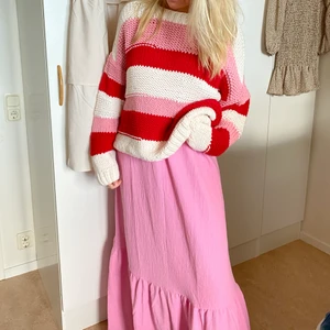 Carin Wester tröja - Säljer denna varma och sköna stickade tröjan från Carin Wester! Så otroligt snygg till sommaren. Säljer då den inte kommer till användning, dock inga skambud! Verkligen världens skönaste tröja! Storlek S men oversized liksom. Skriv vid frågor eller funderingar 👌🏽🤠💞😽🤝