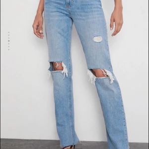 Blå zara jeans med hål - Raka jeans från zara med hål! Storlek 36