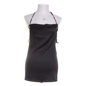Så snygg klänning i Satin som påminner om den från Zara, storlek S. Köparen står för frakt!💕