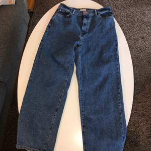 Detta är ett par mörkblåa wide leg jeans från Lindex i storlek 38💙 Dessa jeans är använda 1-4 gånger och är i nyskick då jag bara inte använt dem. Sartpris är 200 kr exklusive frakten som du betalar. Hör av dig vid intresse eller frågor!✨
