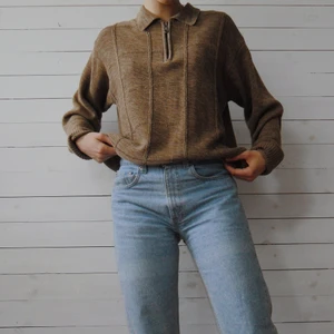 Stickad tröja med krage - Mysig stickad tröja med en fin skjortkrage. Tröjan är i storlek M, men är lite oversized, och är från märket Joyboy. 100% bomull. Personen på bilden är 170 cm lång. 