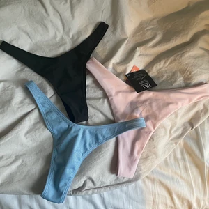 Bikinitrosor - ❗️Svarta såld❗️Tre oanvända (endast testade) bikiniunderdelar. Alla i strl M, blåa passar nog också en S☺️ Den blåa kostar 110kr och den rosa från nelly kostar 150kr! (säljer massor av andra bikinis kolla gärna<3)