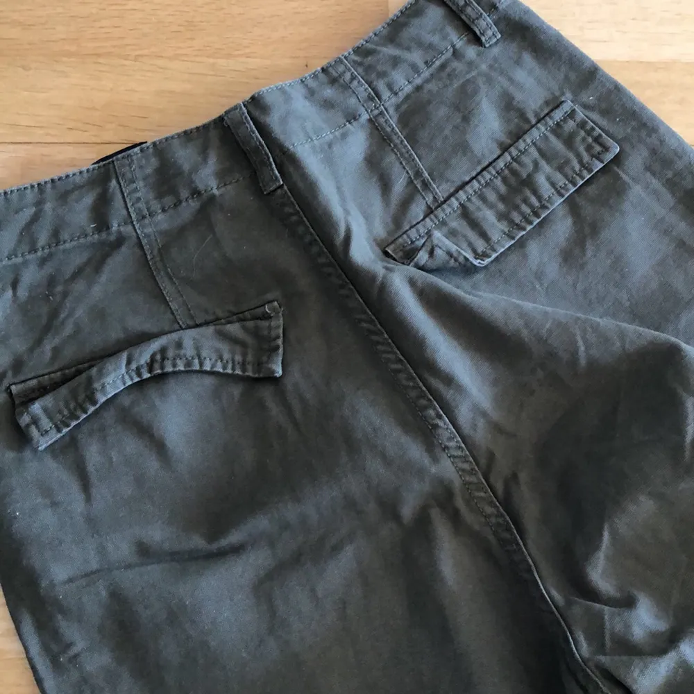 Extremt högmidjade gröna byxor i storlek 38/M. Säljes för 150kr, köparen står för frakt på 45kr! 🌸. Jeans & Byxor.