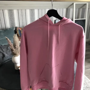 Hoodie - Hoddie från Stay, köpt på carlings! Bra skick! Storlek S! 10kr + 66kr frakt🤎