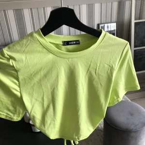 Topp - Snygg sommar topp med öppenrygg, använd 1 gång så ny skick! Storlek M! 15kr + 30kr frakt🤎