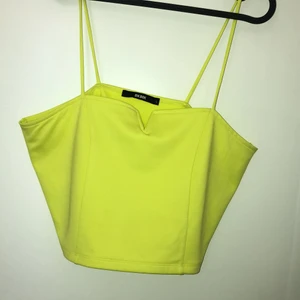 En top i en  fin gul färg  - Perfekt till sommaren, 