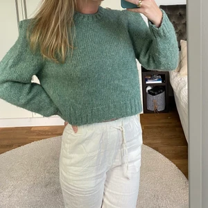 Så fin Zara stickad tröja💙 - Säljer denna helt slutsålda stickade tröja från Zara, så fin till jeans, kjol, över en klänning osv och perfekt färg till sommaren men passar också året om! Säljer denna för har liknande🥰