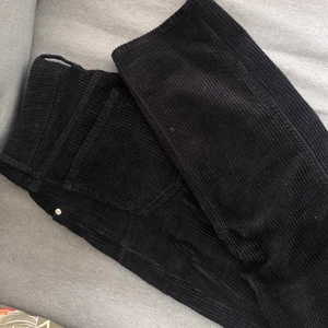 River Island byxor - River Island byxor i Manchester. De är i bra skick då de endast är använda fåtal gånger. Storlek 12 (motsvarar 38). Nypris 579kr säljer för 300+frakt. 