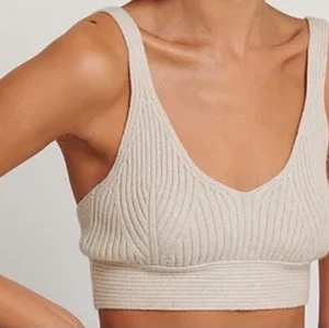 Ljus beige stickad topp - Oanvänd snygg stickad topp med prislapp slutsåld på hemsidan, storlek m men passar även folk med större byster, stretchig är den.