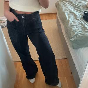 Säljer dessa jeans från zara, mycket bra skick🌸 storlek 38! Köparen står för frakt🥰 hör av er vid frågor!