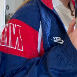 Vintage Nike Jacka - Säljer denna ascoola oversized Nike jackan med super coolt tryck. Väldigt bra skicka och så härligt material innuti. 