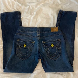 true religion jeans - ett par straight leg true religion jeans som är för korta på mig, jag är 174cm och skulle nog säga att de här passar en person under 165cm! storlek 28 💕