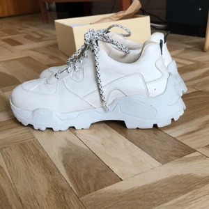 Chunky skor - Chunky, vita skor i skinn och av riktigt fin kvalitet. Storlek 40. Bekväma. Knappt använda, men dom ser tyvärr inte längre sprillans nya ut. Nypris 1700:-