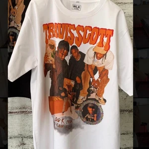 Travis scott tshirt - Säljer min Travis scott tshirt pga att den tyvärr inte längre än min stil:/ den är super skön och orginalpriswt ligger på ca 800kr ❤️ as cool och passar till allt😉