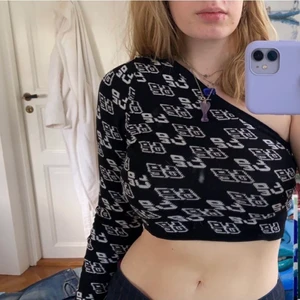 Söt topp - Har knappt använt detta plagg och är i nyskick! Jättesöt och perfekt till fest eller en vardaglig look! Från asos. Köpare står för frakt och buda i kommentarerna!