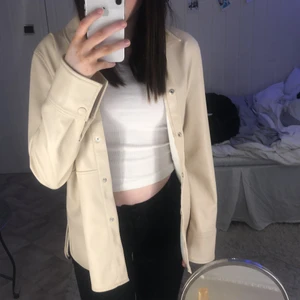 Skinn jacka/skjorta i strl xs/32 - Jag säljer min skinn jacka/skjorta perfekt till våren/sommaren. Super bra skick, köpte den i vintras. Pris kan diskuteras vid snabb affär💕💕