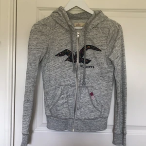 Hollister zip-up hoodie - En zip-up hoodie ifrån hollister. Storlek S men passar definitivt en XS och kanske en lite mindre M. 