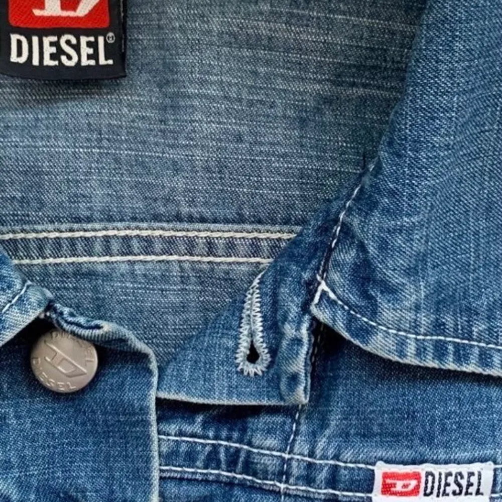 En jeansjacka från Diesel, blå, den är strl s men av en mer tajtare modell, detaljer i silver för mer info eller fler bilder kontakta mig gärna. Jackor.